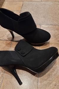 Women's Fioni booties size 8w